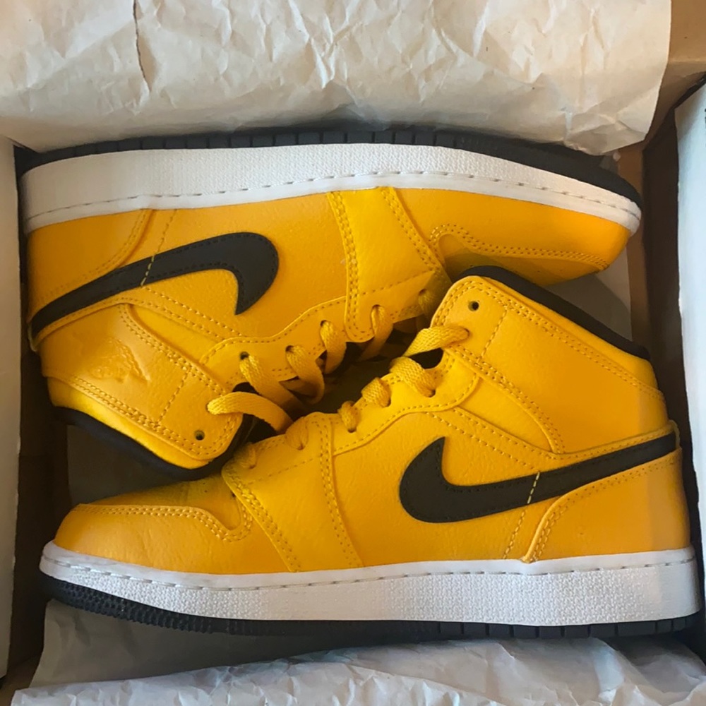 Jordan 1 Mid University gold black white